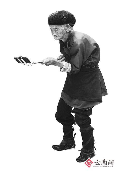 百歲老太手機(jī)自拍玩得轉(zhuǎn) 兒孫眼中老來(lái)俏